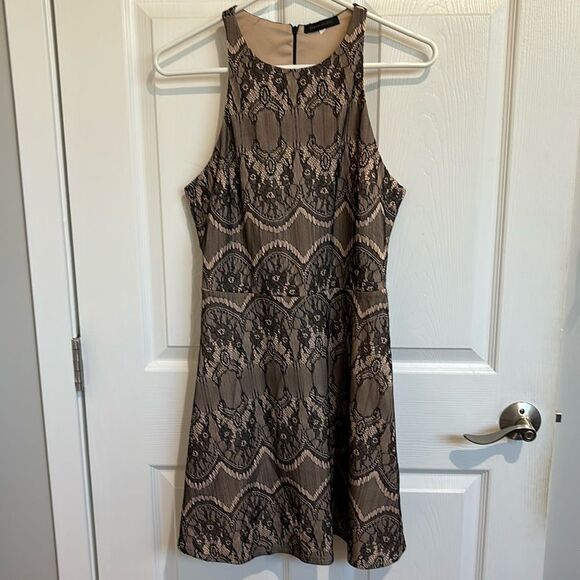 Lace dress - Picture 1 of 6
